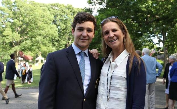 El extraño detalle de la foto de la graduación de Froilán del que todos hablan