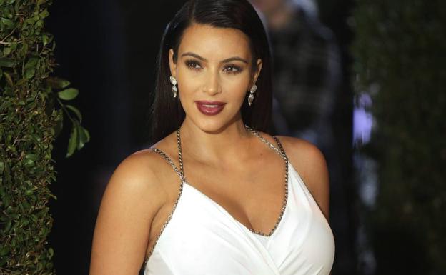 Kim Kardashian no deja nada a la imaginación con su vestido transparente