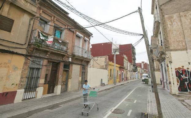 Detenido en Valencia tras romper las lunas de cinco vehículos con un martillo