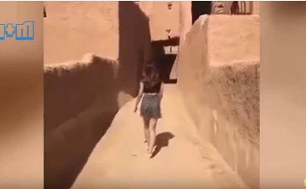 Una misteriosa chica pasea por Arabia Saudí en minifalda