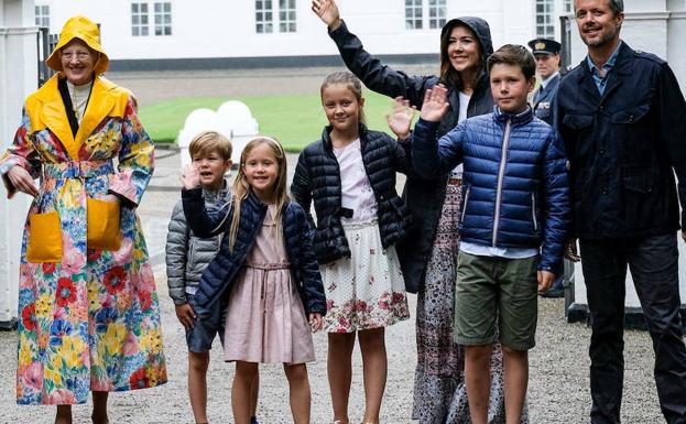 Mary y Federico de Dinamarca eligen ropa valenciana para sus hijos