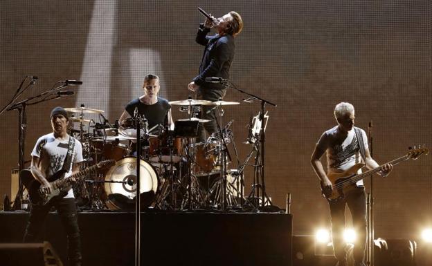 U2 arrasa en Barcelona con su homenaje a 'The Joshua Tree'