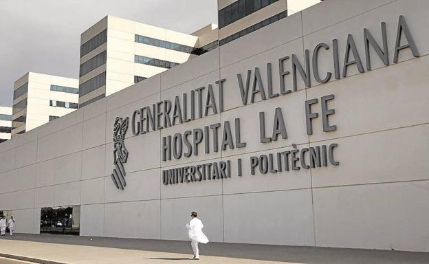 El hospital La Fe de Valencia enseña a pacientes de oncología cómo hacerse turbantes