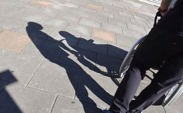 Condenan a 4 años y medio a una mujer por robar 180.000 euros al anciano que cuidaba