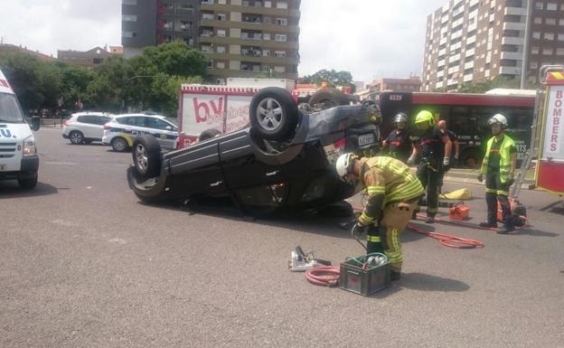 Una conductora, atrapada tras colisionar con un autobús de la EMT de Valencia