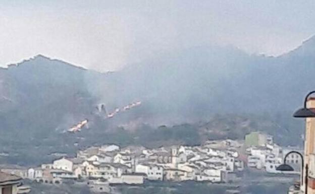 Declarado un incendio forestal junto al pueblo de Terrateig y otro fuego en la sierra de Mariola en Bocairent