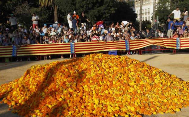 Las primeras 403 entradas de la Batalla de flores de Valencia se adjudican en 2 horas