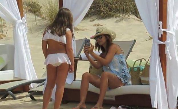 Paula Echevarría, de vacaciones con Daniella en Chiclana