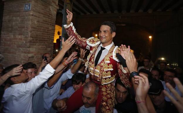 Manzanares sale por la puerta grande de la plaza de toros de Valencia