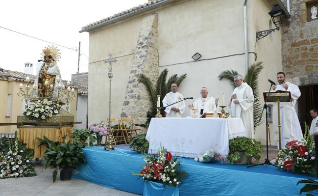 Antonio Cañizares preside una misa de campaña en Murla tras recibir a la imagen peregrina de la Virgen de los Desamparados