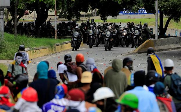 Una marcha opositora en Caracas desemboca en disturbios con los cuerpos de seguridad