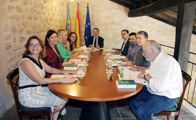 Juguetes, brevas, un reloj hablante y un sombrero de paja, entre los obsequios recientes recibidos por el Consell