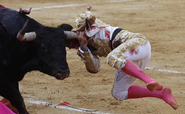 Paco Ureña sufre una dramática cogida en Valencia