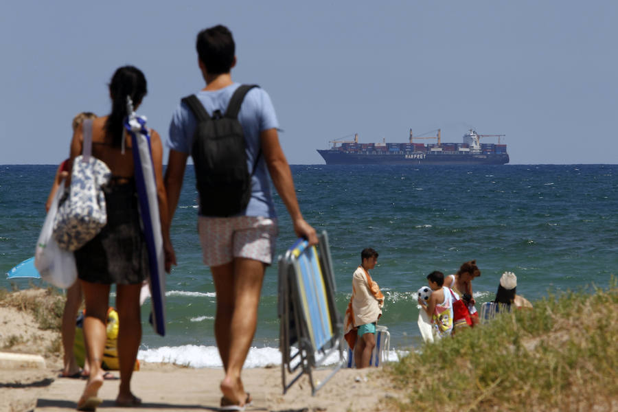 Barcos a la espera de poder entrar en el puerto de Valencia