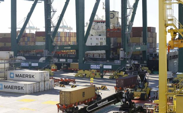 Las vacaciones de los estibadores bloquean la descarga de 18 barcos en el Puerto de Valencia