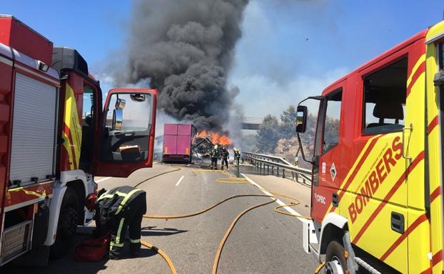 Un muerto y un herido en el incendio de dos camiones en la A-7 en Nules