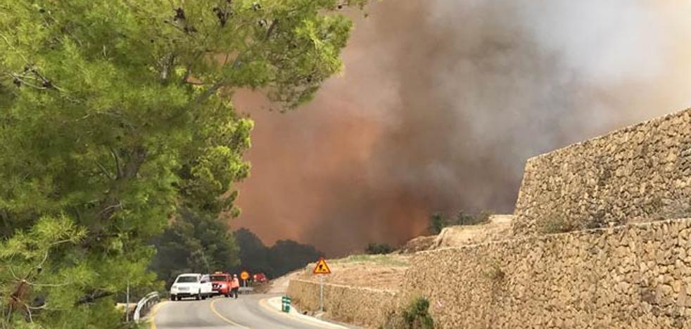 La falta de luz obliga a retirar los 13 medios aéreos movilizados contra el incendio de Guadalest