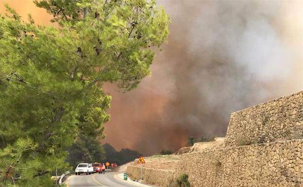 La falta de luz obliga a retirar los 13 medios aéreos movilizados contra el incendio de Guadalest