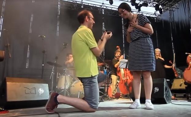 Una inusual petición de matrimonio sobre el escenario de los Conciertos de Viveros