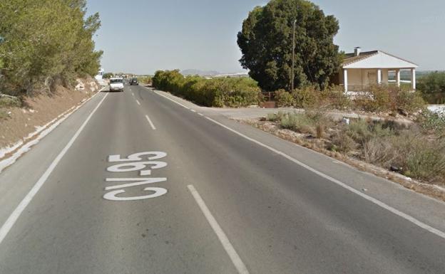 Un ciclista, herido en un accidente con un coche en la CV-95, en San Miguel de las Salinas (Alicante)