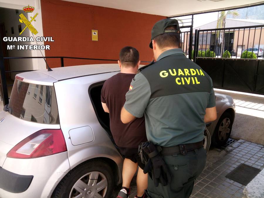 Detenido el fundador de una plataforma de ayuda a animales y su mujer por usar la recaudación para llevar un alto tren de vida en Dénia