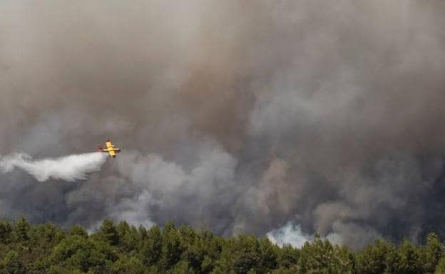 Más de 2.000 hectáreas arden en el incendio forestal de Albacete
