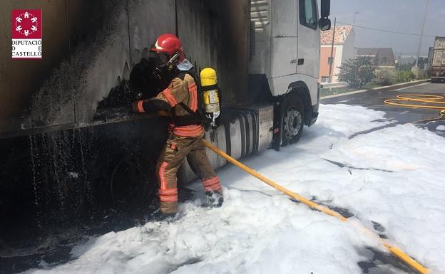 Dos camiones incendiados en Almassora al arder material de reciclaje