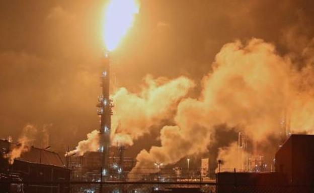 Arde la mayor refinería de Europa en Holanda