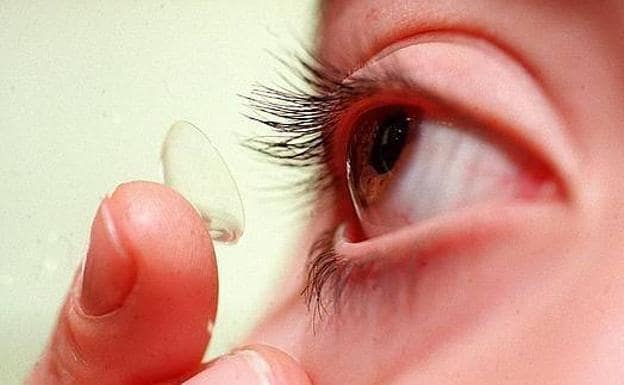 Más de 20 atendidos en el Clínico por mal uso de lentillas en verano, el 24% con sobreinfección bacteriana
