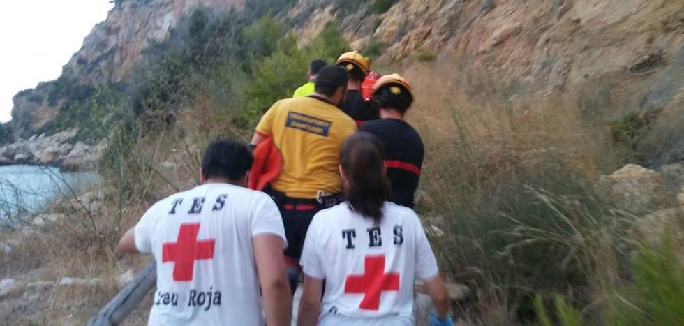 Un joven, herido grave tras lanzarse al mar desde la Illa del Descobridor en Xàbia