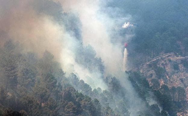 El incendio de Yeste destruye 3.200 hectáreas de monte y tardará días en ser controlado