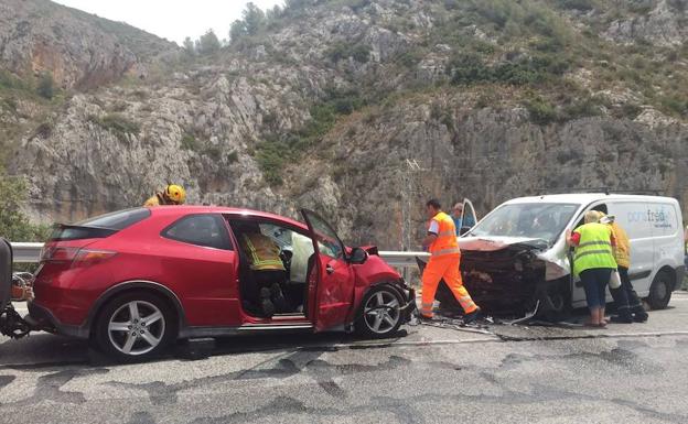 Dos conductores quedan atrapados en sus vehículos tras una colisión frontal en la N-332 a la altura de la cantera de Gata de Gorgos