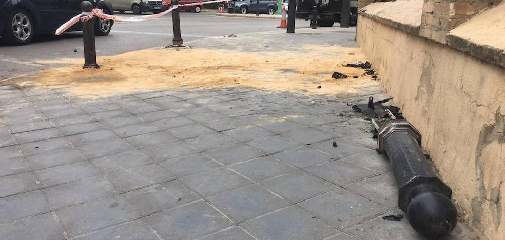 Un vehículo se empotra con el muro del jardín de Ayora