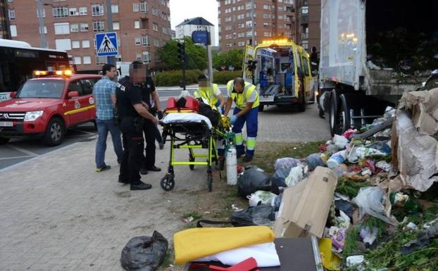 Rescatan a un hombre del interior de un camión de recogida de basuras en Vitoria