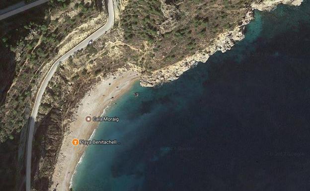 Rescatan a una joven que se quedó colgada mientras hacía rápel en la cala del Moraig de Benitatxell