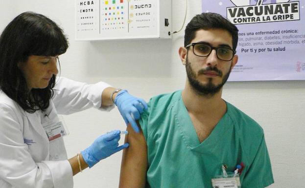 Sanidad tramita la adquisición de 750.000 vacunas para hacer frente a la gripe en invierno