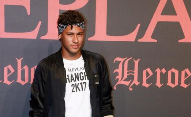 Neymar regresa a España antes de su previsible viaje a París