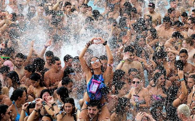 Cancelaciones técnicas y colapso de gente en la segunda noche del Arenal Sound