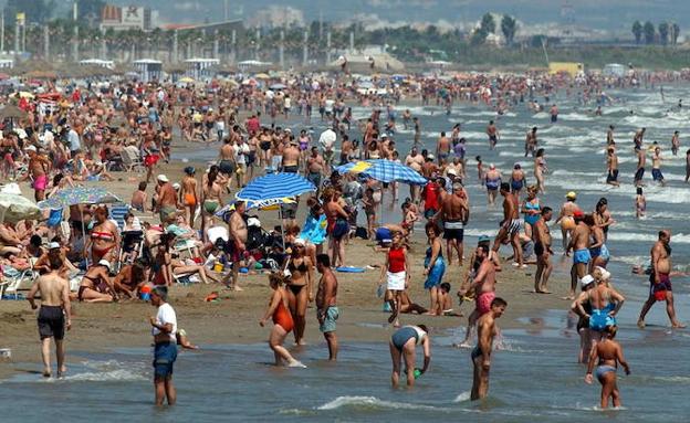 Detenido un hombre por masturbarse en la playa del Cabanyal en Valencia