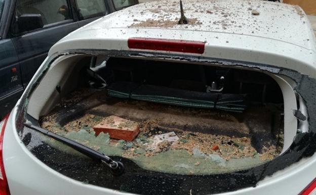 El impacto de un rayo en el campanario de Xiva de Morella provoca la caída de cascotes sobre dos coches