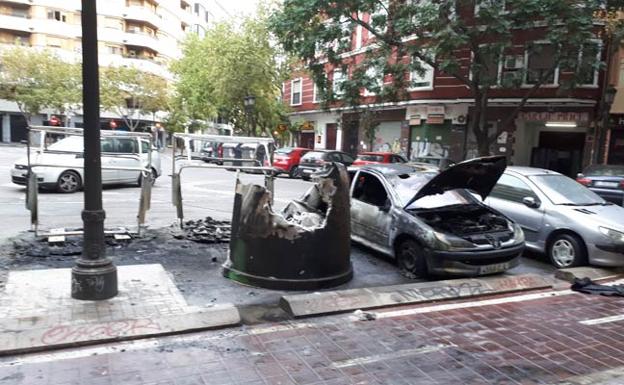 Arden tres contenedores y dos vehículos esta madrugada en Valencia