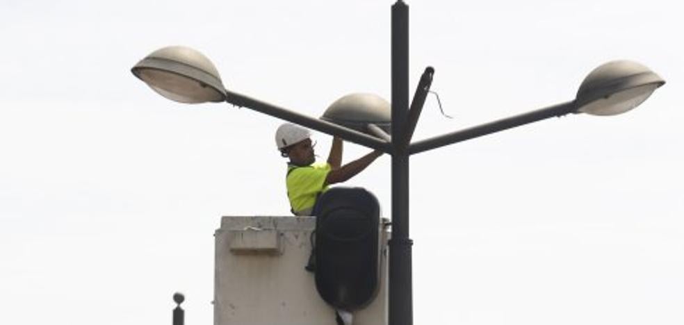 El Ayuntamiento de Valencia retira farolas en las calles con exceso de iluminación
