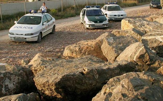 Un helicóptero rescata a tres personas de una barca encallada en una escollera de Albuixech