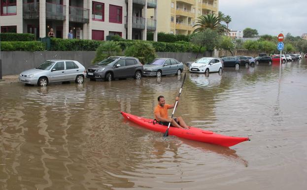 El mar engulle la playa de Les Deveses en Dénia tras lluvias de 80 litros