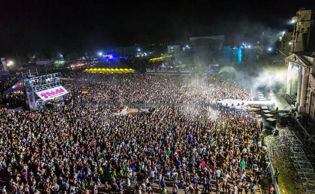 El viento dificulta la víspera del Festival Medusa de Cullera