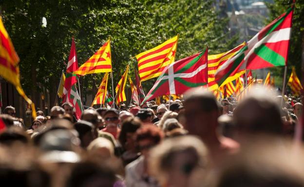 Miles de personas claman por la independencia de Cataluña en San Sebastián