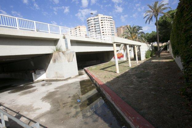 Un jardín del Turia lleno de baches, escombros y ruina