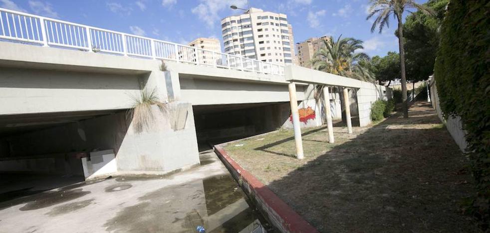 Un jardín del Turia lleno de baches, escombros y ruina