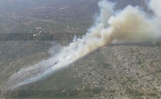 Un incendio entre Teulada y Benissa moviliza hasta tres medios aéreos