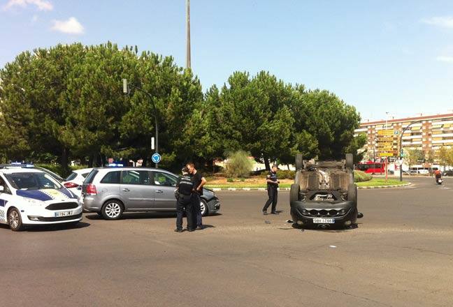 Fotos del vuelco de dos coches en dos accidentes en Paterna y Valencia